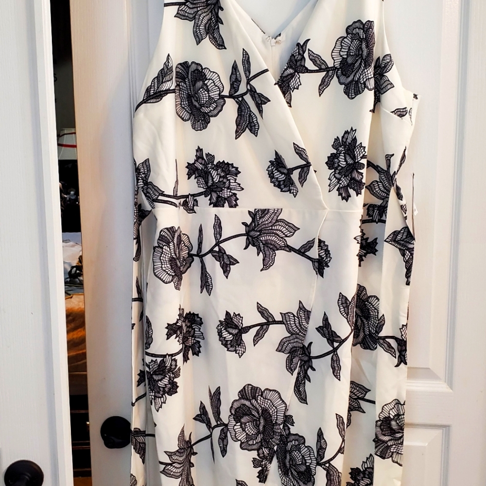 Bebe white and black dress size 22